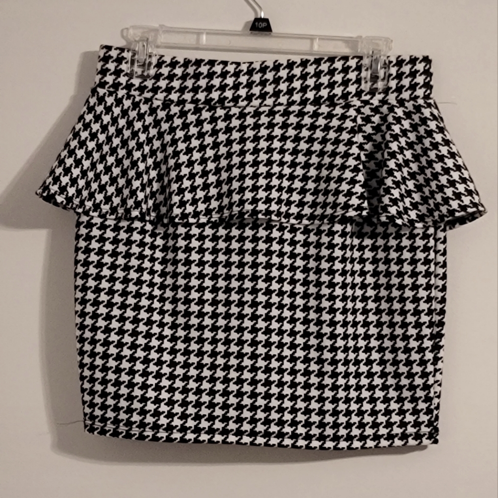Short pencil skirt